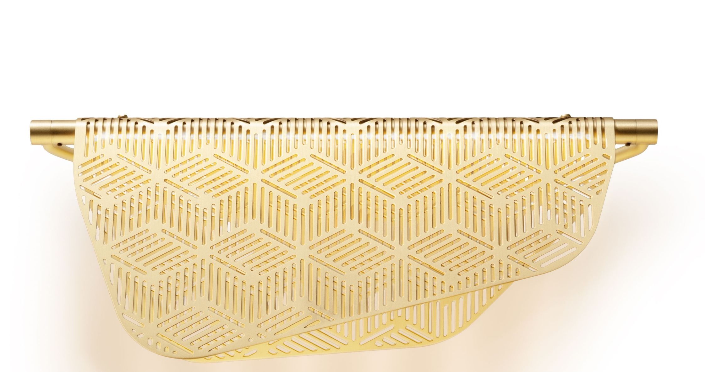 Goldene Mediterranea Wandleuchte von Petite Friture mit geometrischem Muster und warmem Licht.