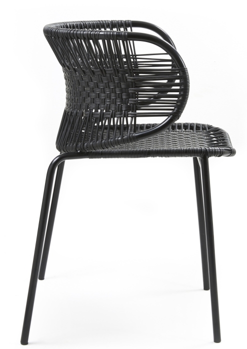 Schwarzer Cielo Armlehnstuhl, stapelbar, für den Außenbereich. Geflochtene Sitzfläche und Rückenlehne, modernes Design.