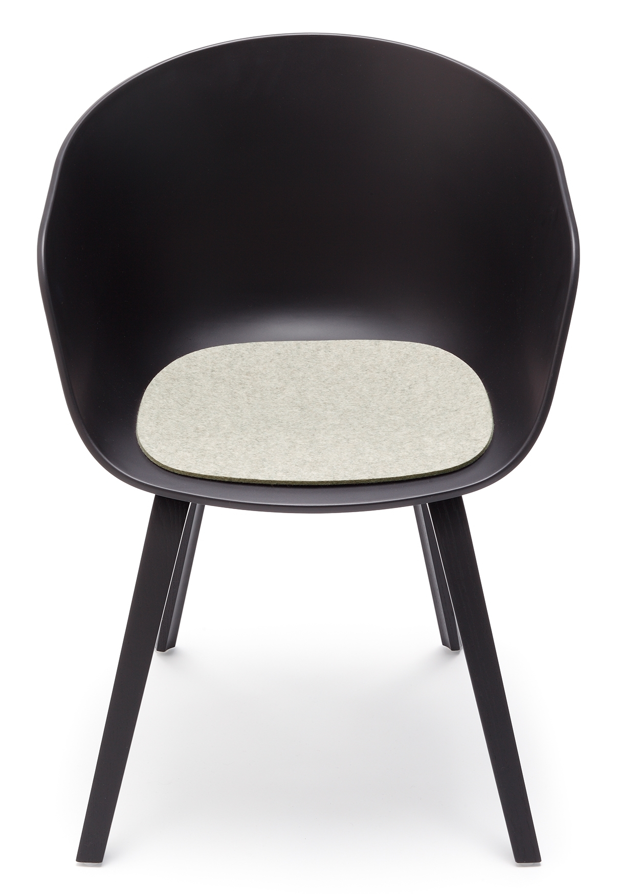Schwarzer About A Chair Stuhl mit grauer Filz Sitzauflage für mehr Komfort.