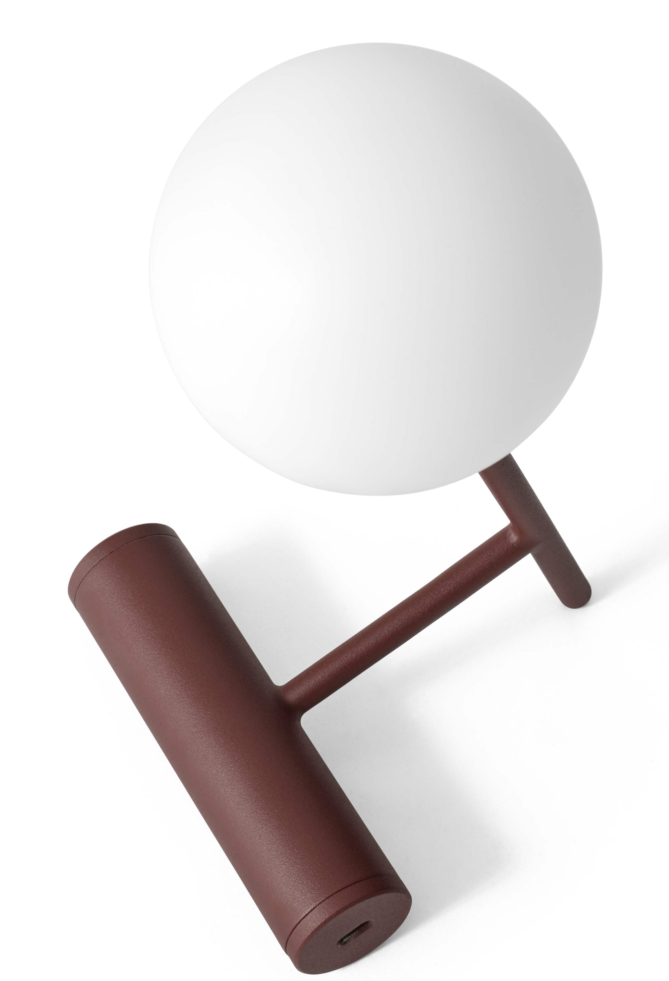 Audo Phare LED Tischleuchte mit weißem Lampenschirm und braunem Fuß.