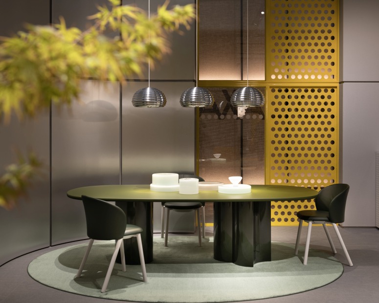 Zanotta Bol Esstisch 2325 in Algen metallic mit Stühlen und dekorativen Leuchten.