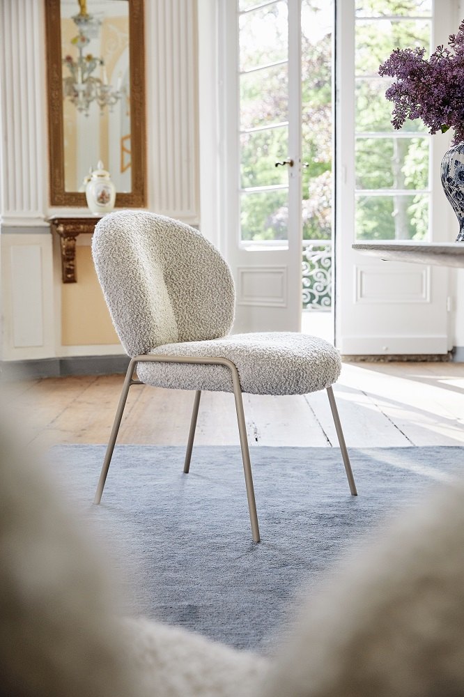 Nana Chair von Freifrau Manufaktur: Moderner Sessel mit Bouclé-Bezug und filigranem Metallgestell.