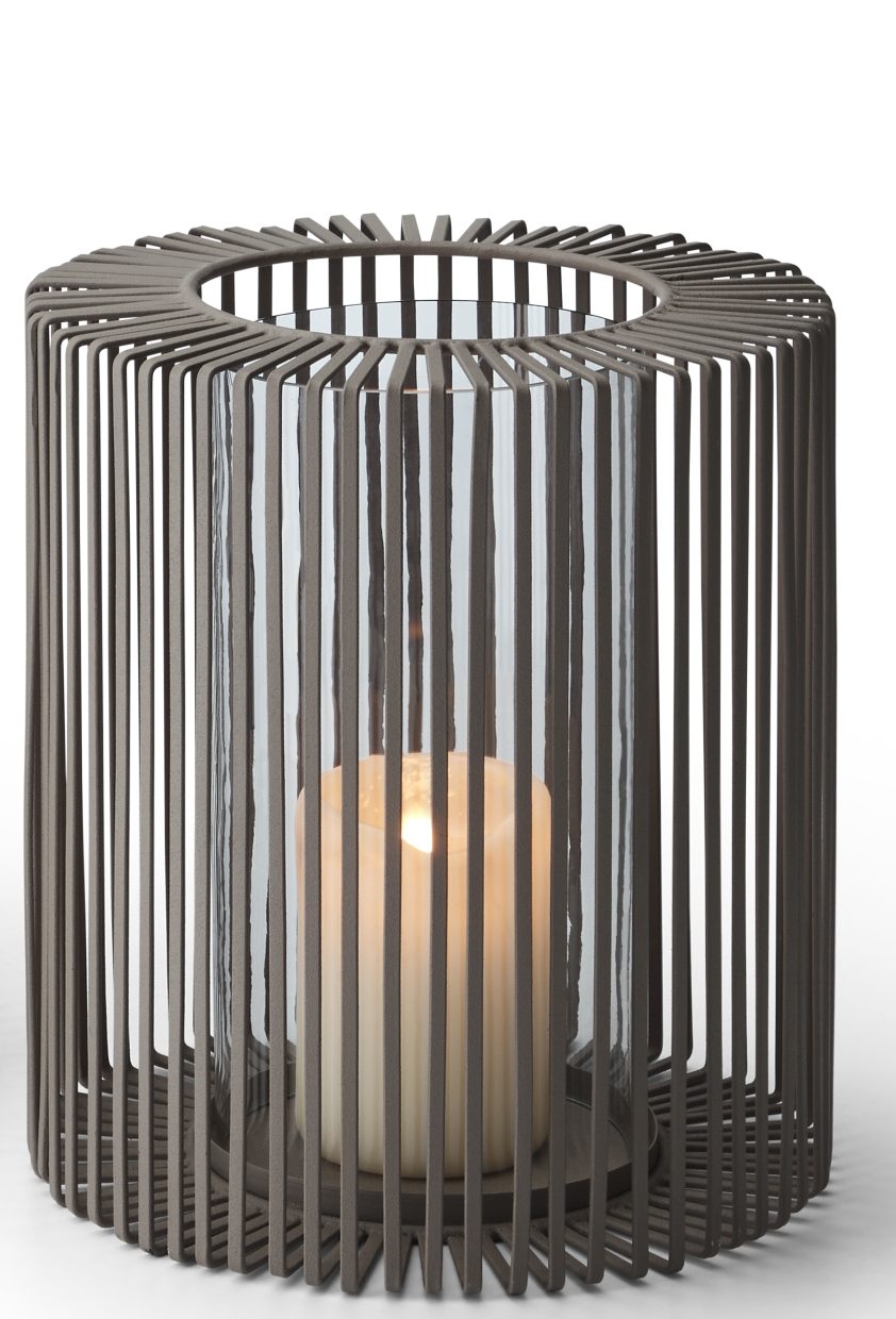 Oslo Windlicht von Philippi, hoch, mit Kerze in Glaszylinder und grauem Metallgestell.