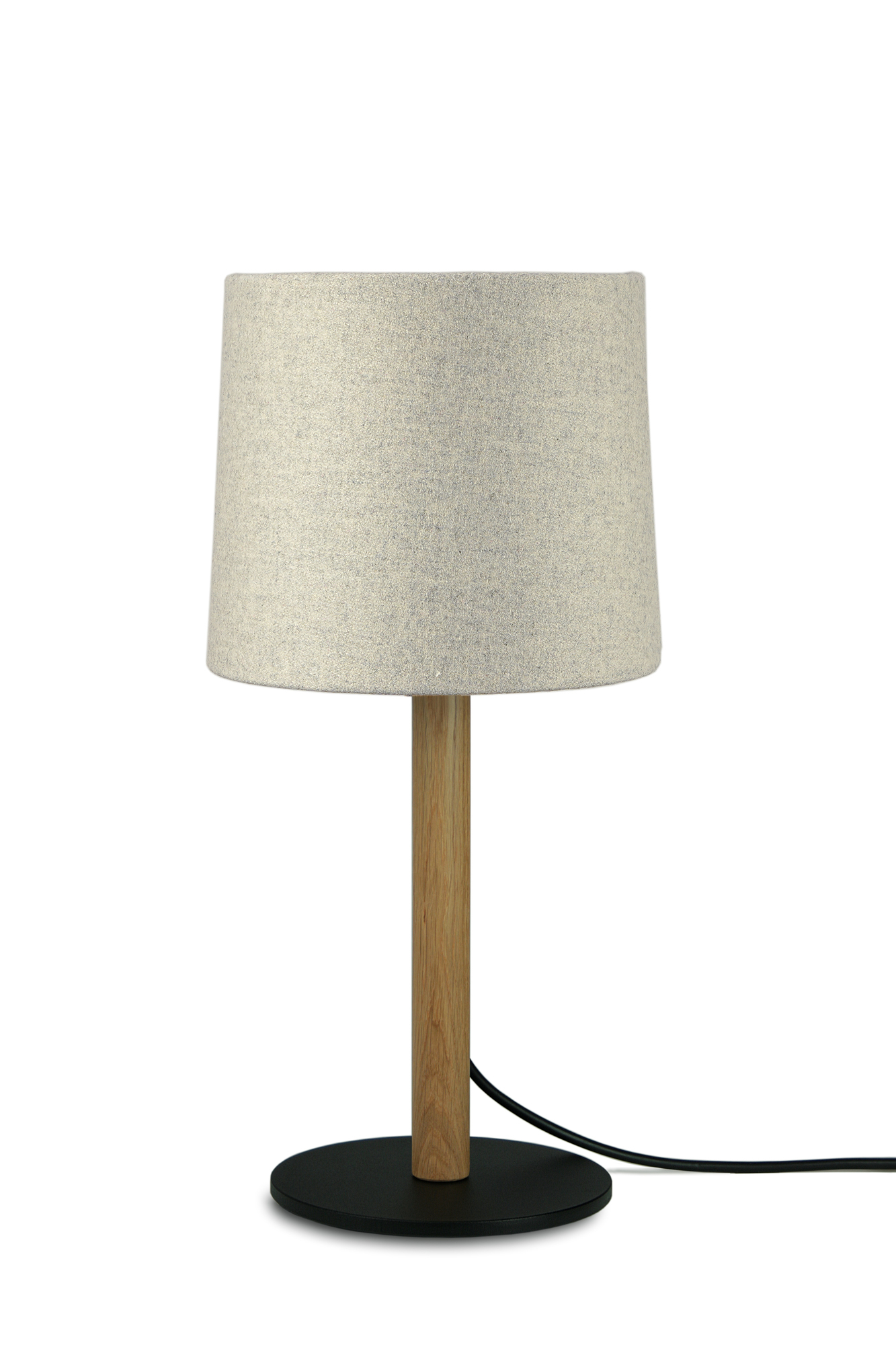 Miyu 45 Tischleuchte: Moderne Lampe mit Eichenholzfuß und naturweißem Filzschirm. Dekorative Beleuchtung für Wohnräume.