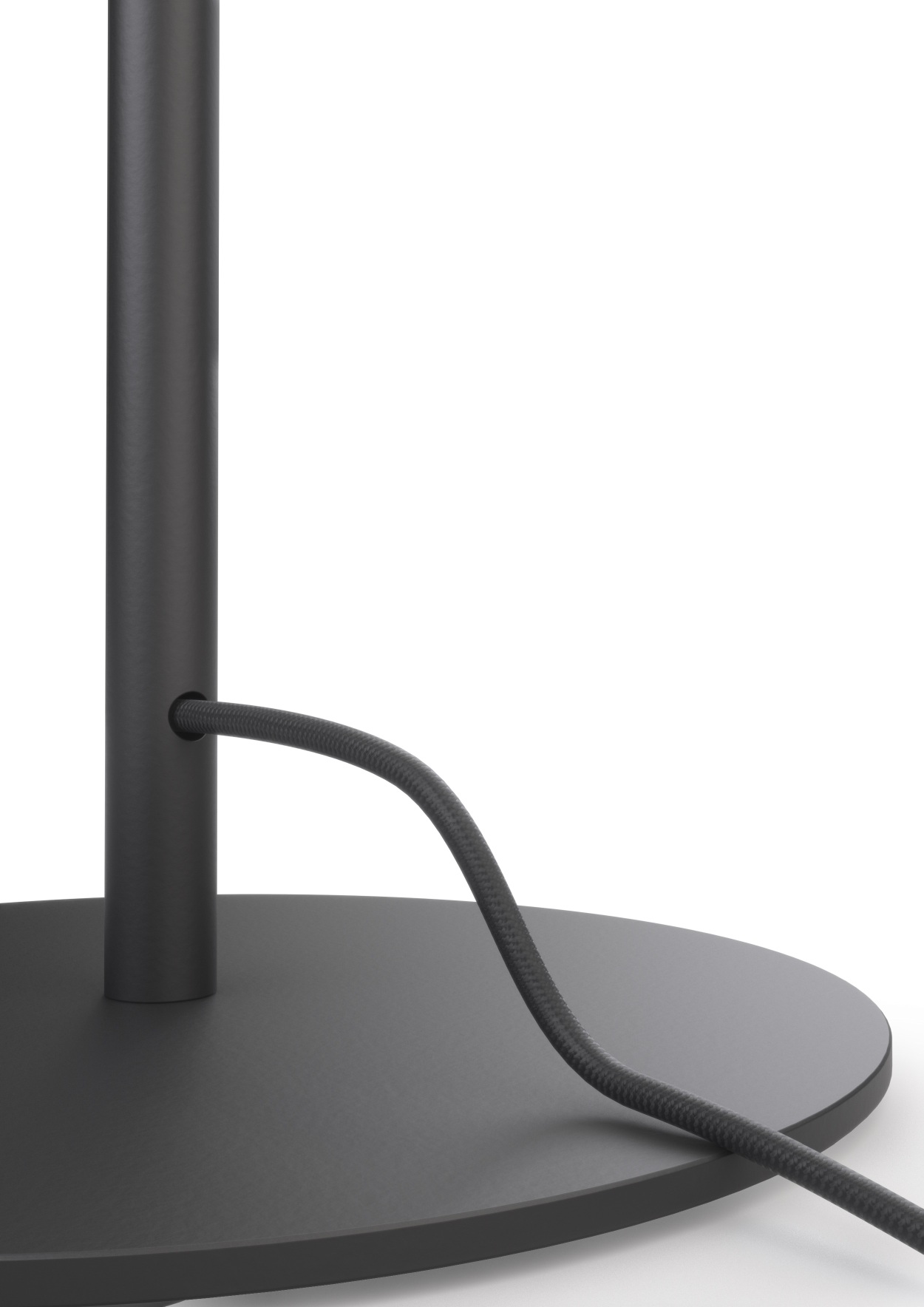 Detailaufnahme: Schwarze Oto Stehleuchte von Belux mit Rundfuß und Textilkabel.