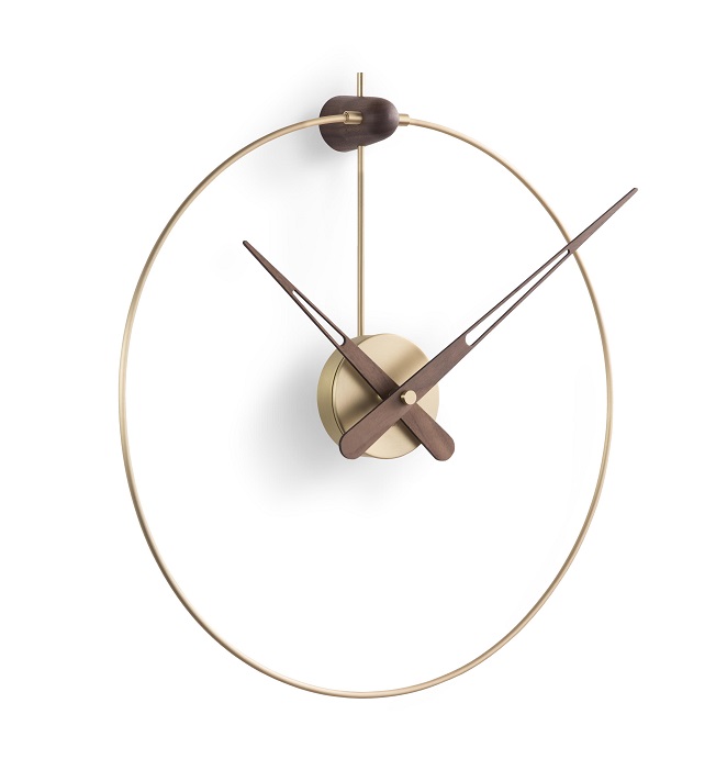 Micro Anda Clock Wanduhr von nomon: Goldener Ring mit Holzdetails und Zeigern vor weißem Hintergrund.