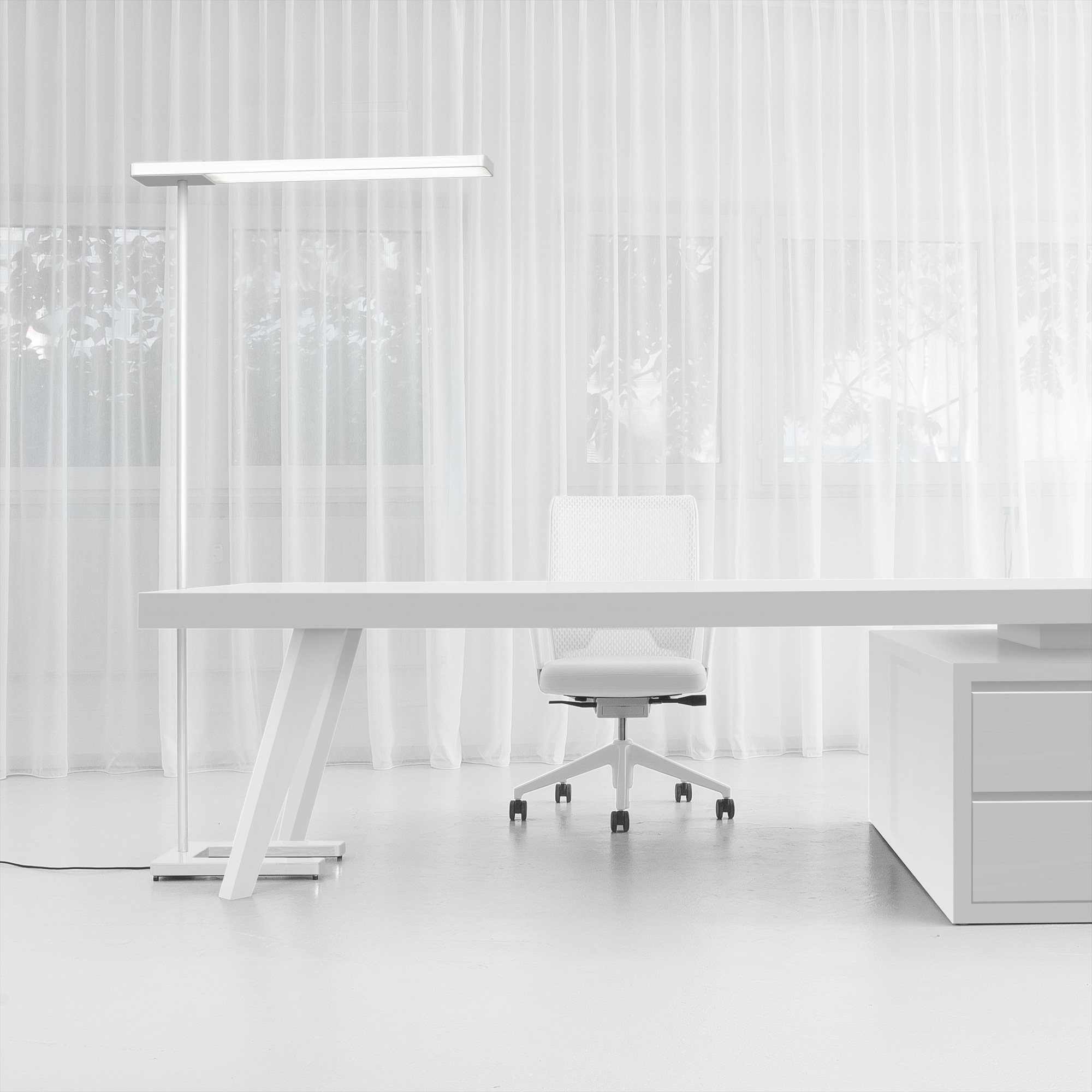Weiße Slice² Stehleuchte von Serien Lighting mit Sensorik in modernem Büroambiente. Design Stehlampe für Arbeitszimmer.