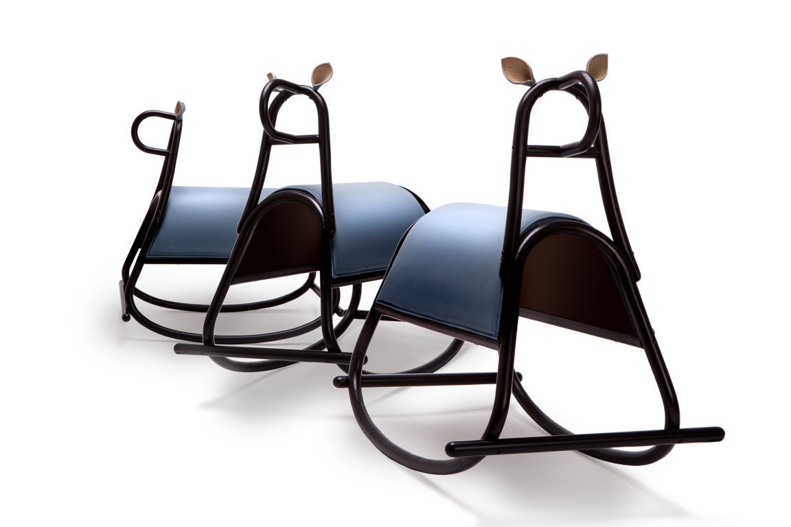 Drei Furia Schaukelpferde im Wiener GTV Design, schwarz mit blauen Sitzen, Kindermöbel.