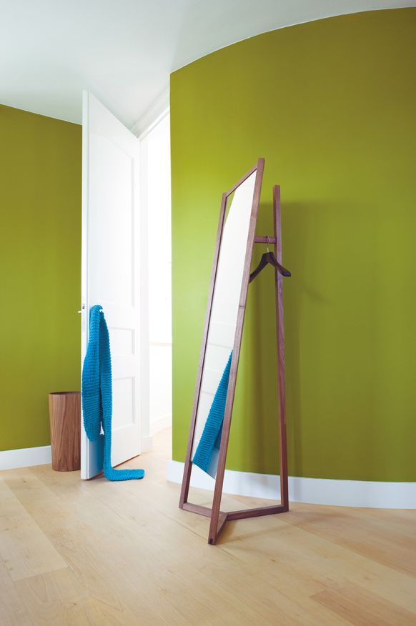 Schönbuch Club Standspiegel mit integrierter Garderobe aus Holz, minimalistisches Design für Flur und Ankleidezimmer.