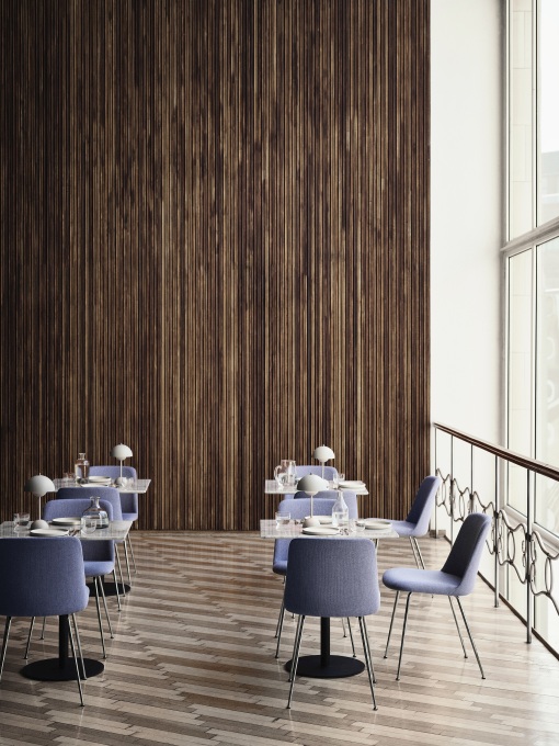 AndTradition Rely Stuhl in Blau: Moderner Polsterstuhl mit Metallbeinen für Esszimmer und Büro.