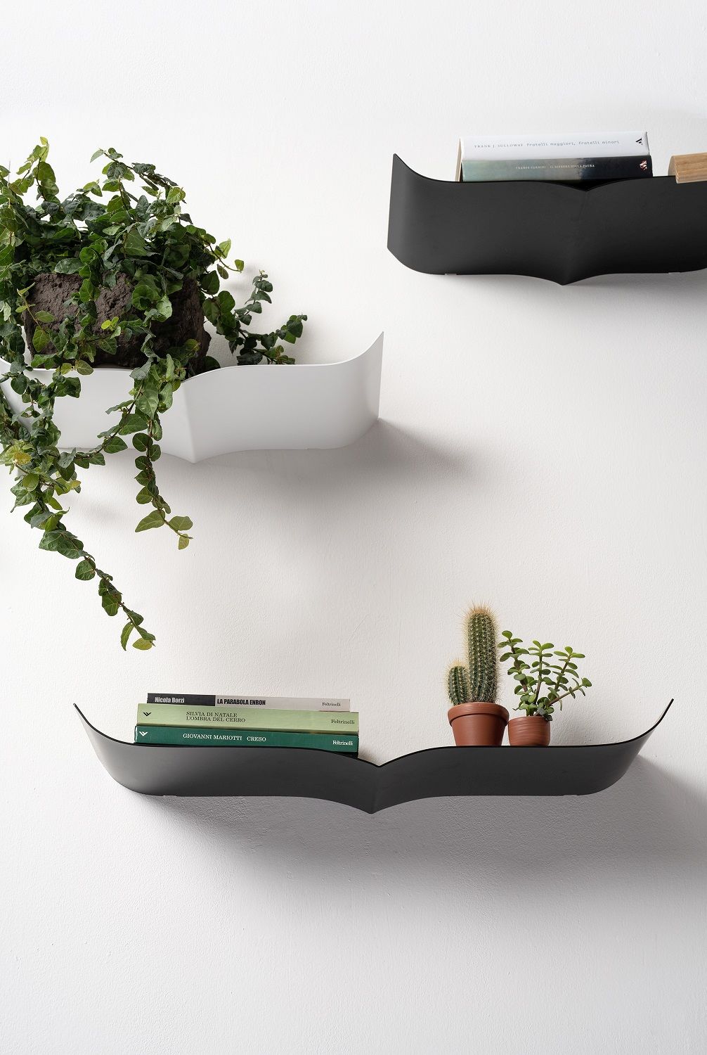 Nori Wandregal von Opinion Ciatti mit Pflanzen und Büchern auf drei Ebenen.