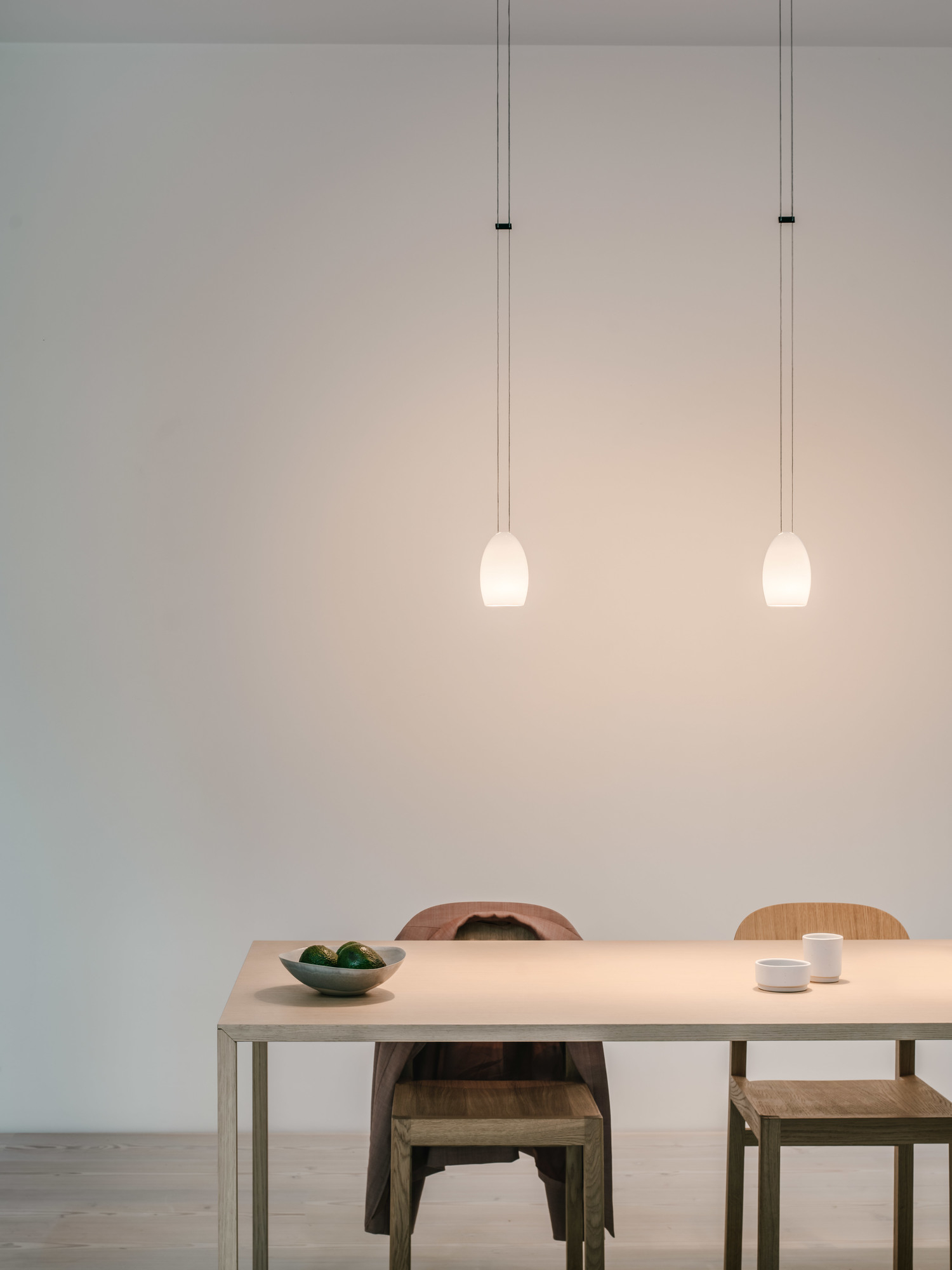 Oh China Pendelleuchte in Grau über Esstisch mit Stühlen und Dekoration. Moderne Hängelampe.