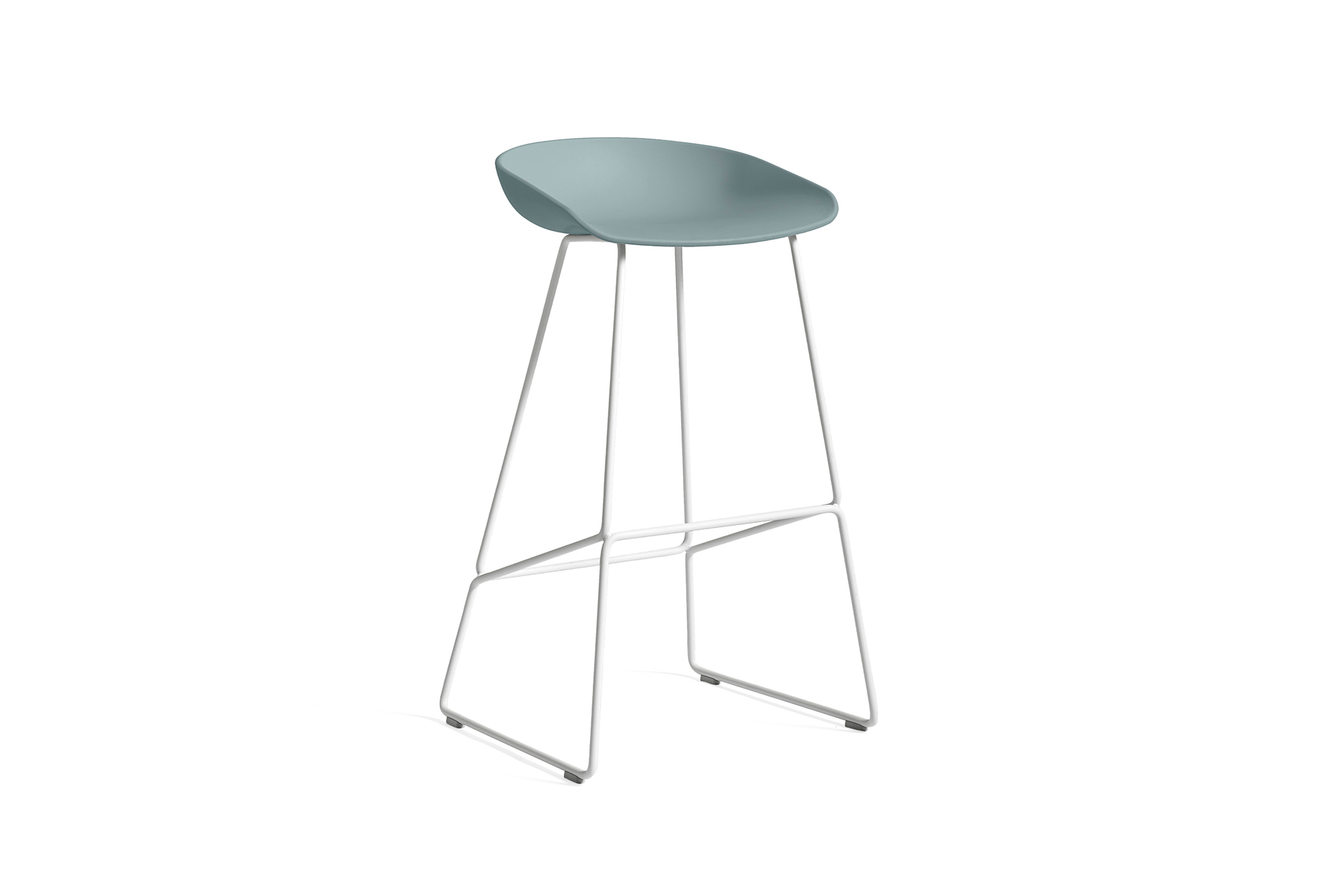Blauer About a Stool AAS 38 Barhocker von Hay mit weißem Stahlgestell.