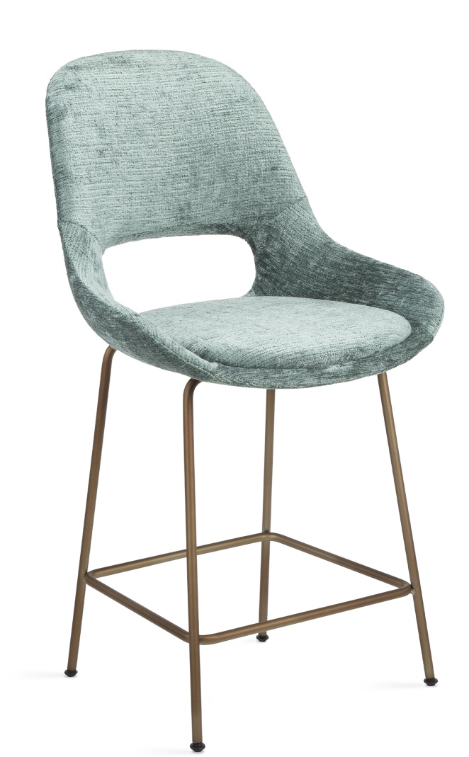 Theia Kitchen Armchair Barstool von Freifrau Manufaktur, niedriger Barhocker mit Armlehne und mintfarbenem Stoffbezug.