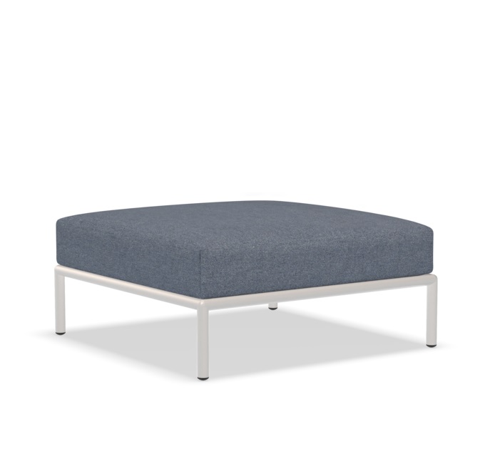 Blauer Outdoor Ottoman Hocker mit weißem Metallgestell, ideal als Fußhocker oder Sitzgelegenheit.