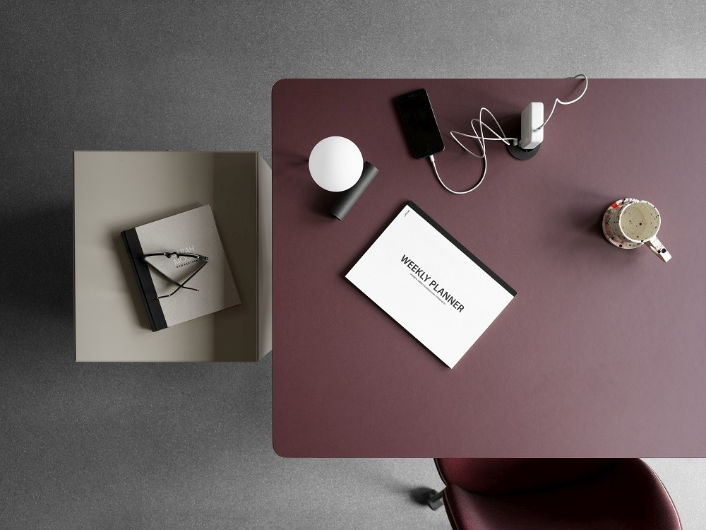 Draufsicht: HiLow 2 Montana Arbeitstisch, elektrisch höhenverstellbar, mit Büroaccessoires.