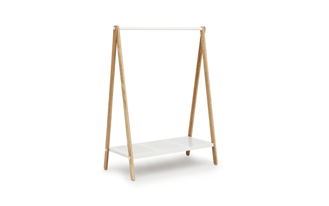 Toj Kleiderständer von Normann Copenhagen aus Holz und Weiß, mit minimalistischem Design und Ablage.
