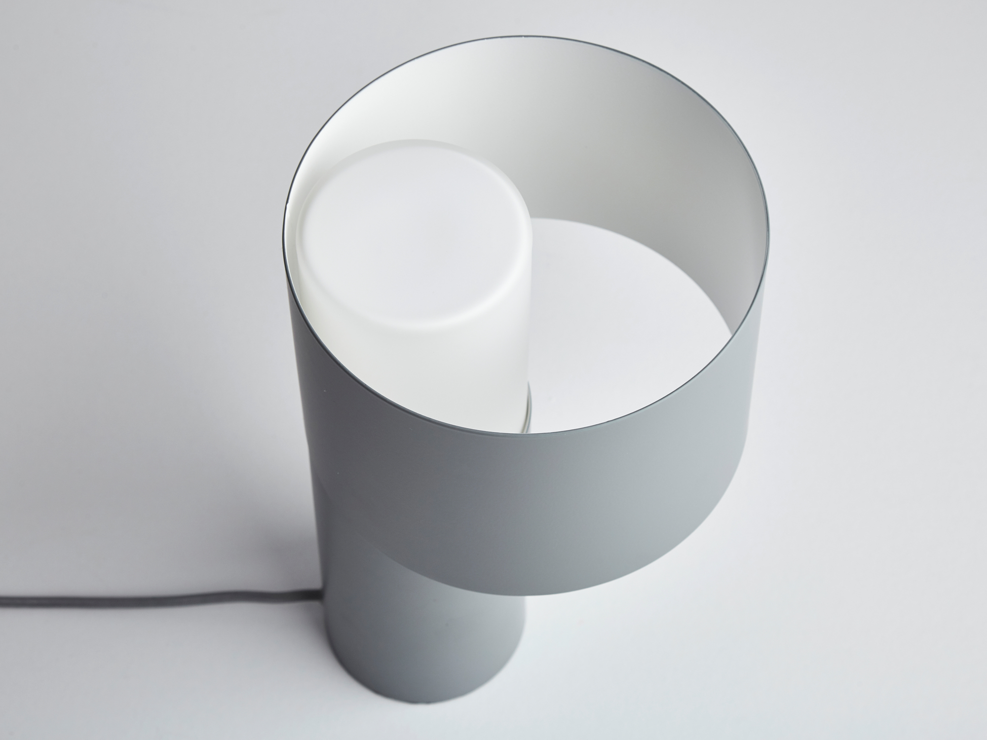 Graue Tangent Tischleuchte von Woud mit zylindrischem Lampenschirm und mattierter Lichtquelle, modernes Design.