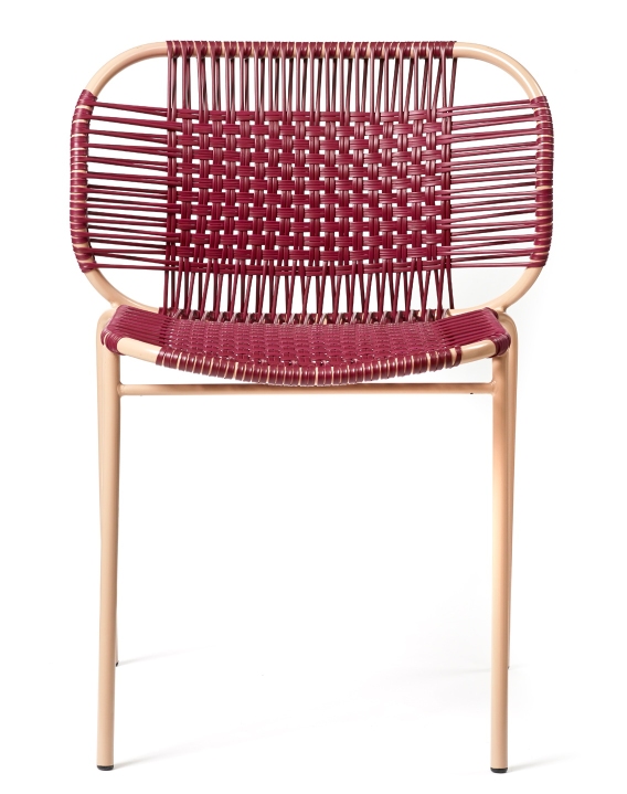 Cielo Stacking Chair in Rot-Pink Sand: Stapelbarer Outdoor-Stuhl mit geflochtener Sitzfläche.