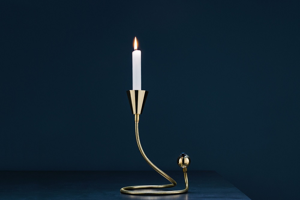 Miracolo Kerzenständer von Catellani & Smith: Goldener, moderner Kerzenhalter mit brennender Kerze. Tischleuchte für stimmungsvolles Licht.