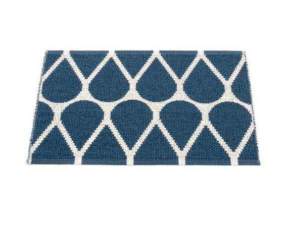Otis Kunststoffteppich von Pappelina, 70x50 cm, blau-weißes Tropfenmuster, ideal für Küche und Bad.