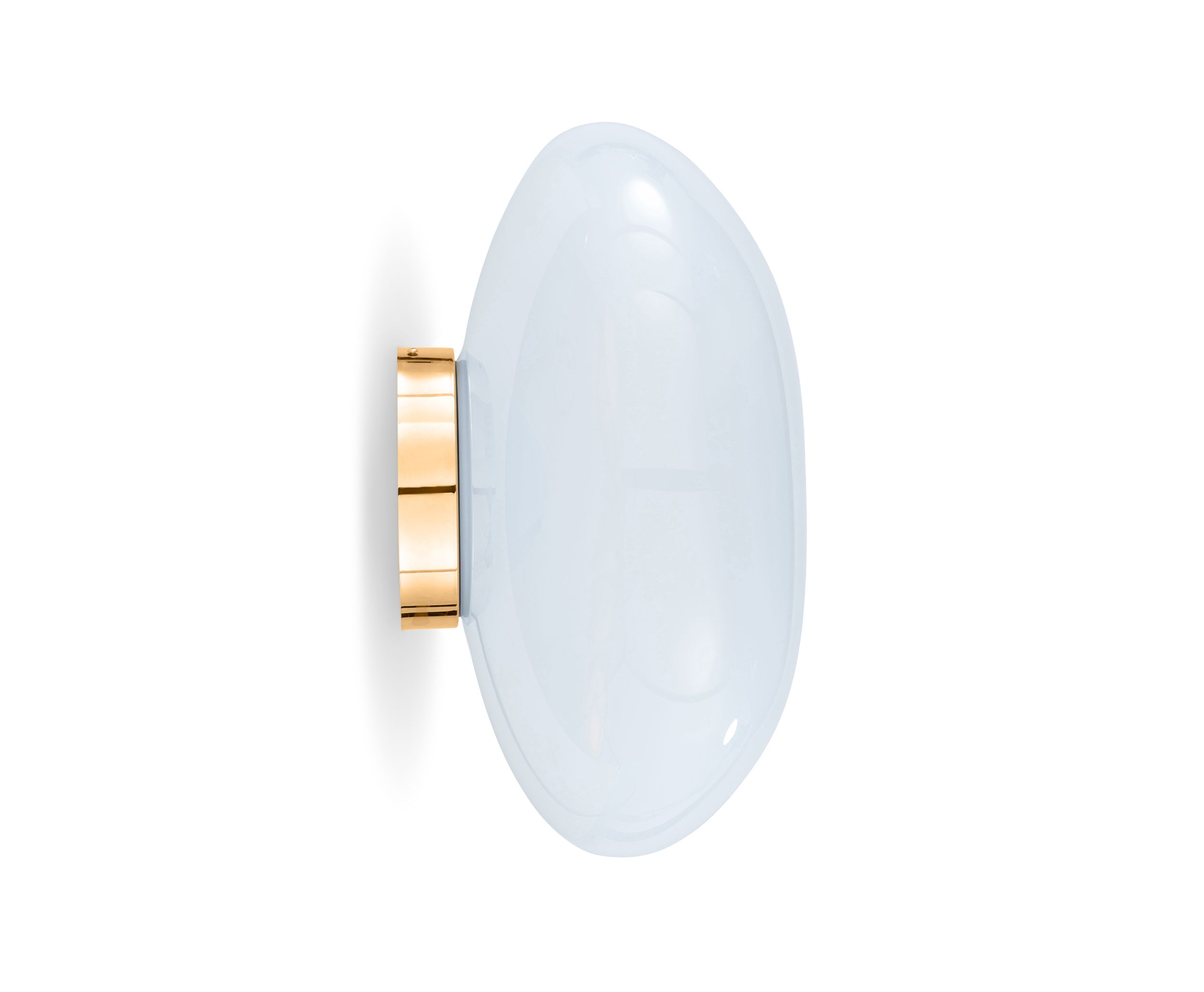 Nahaufnahme der Melt Wandleuchte von Tom Dixon in Opal mit goldenem Sockel.