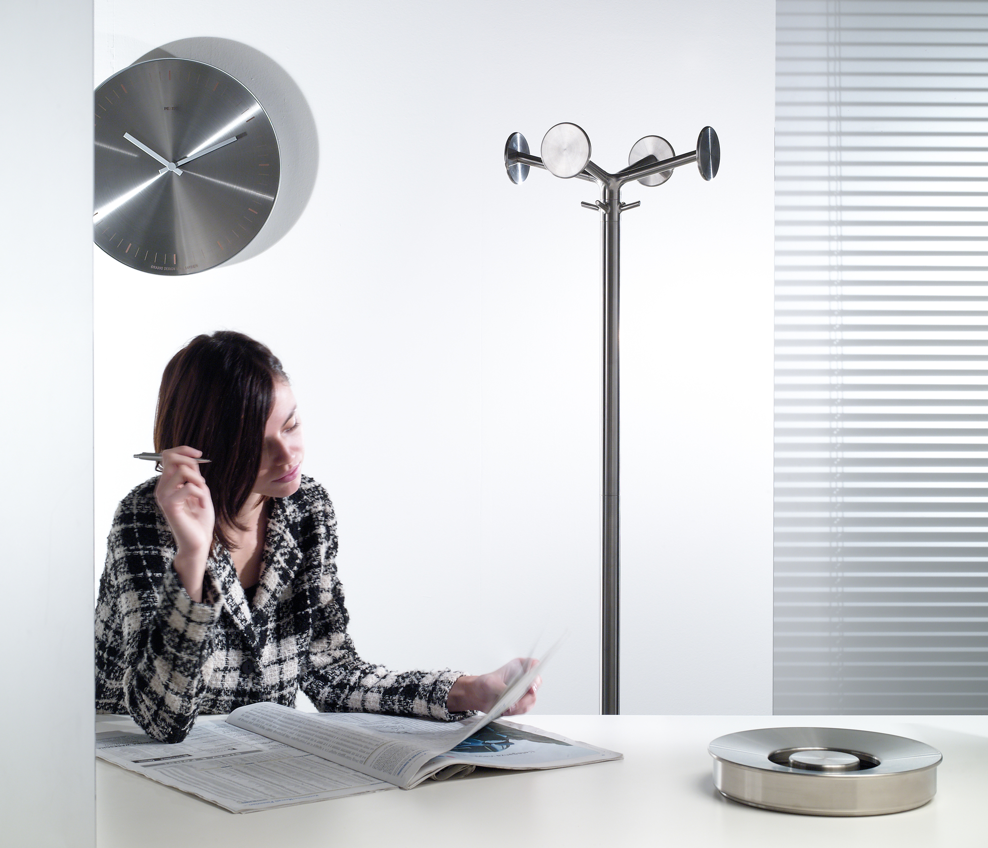 Orario Wanduhr aus Edelstahl ohne Ziffernblatt, modernes Design für Wohnzimmer und Büro.