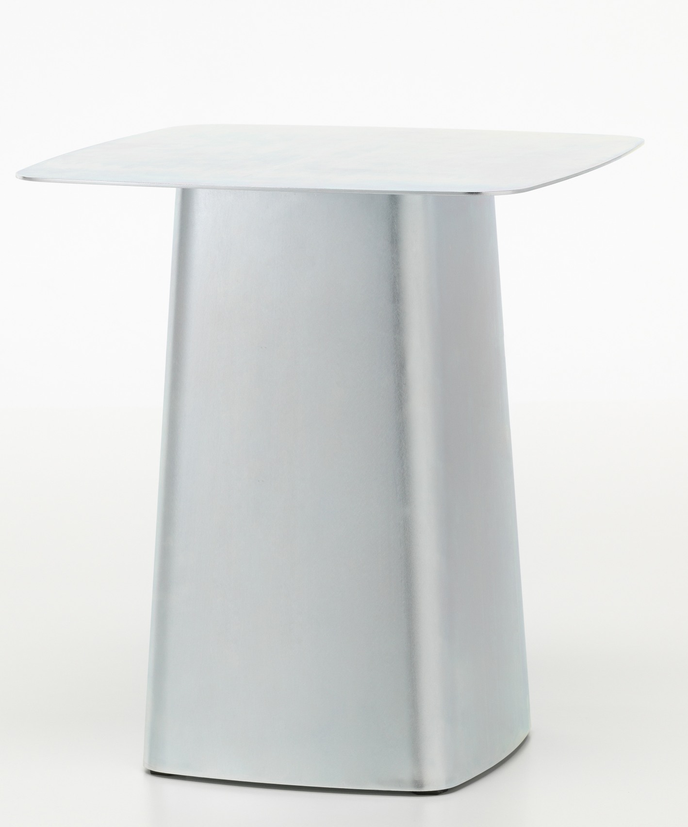 Vitra Metal Side Table, verzinkter Beistelltisch für den Außenbereich, quadratische Tischplatte.