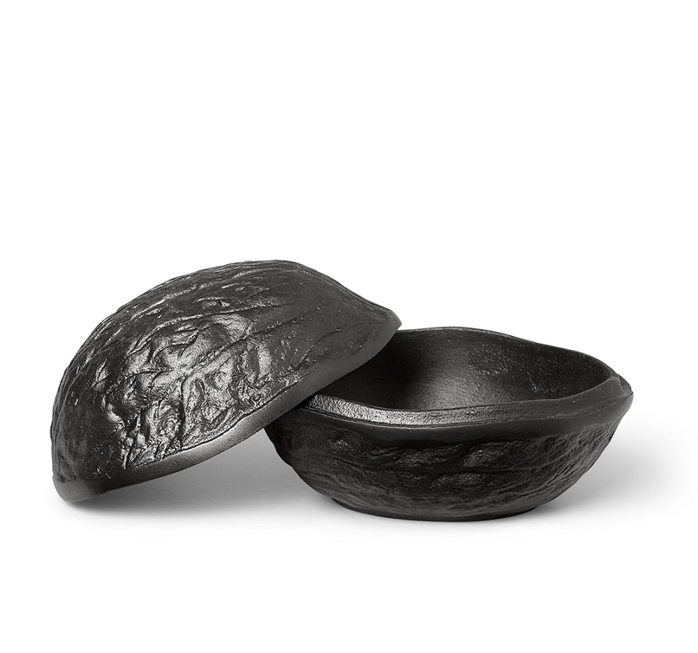 Schwarze Forest Nut Box von Ferm Living, dekorative Nussdose mit abgenommenem Deckel.