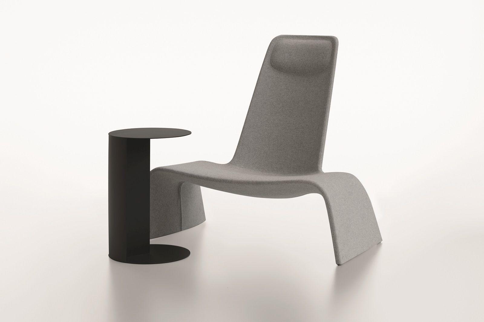 TO Side table Beistelltisch Plank neben modernem, grauem Loungesessel auf weißem Hintergrund.