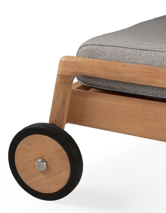 Detailaufnahme: Jack Outdoor Liege von Ethnicraft mit grauem Kissen und Holzrahmen mit Rad.