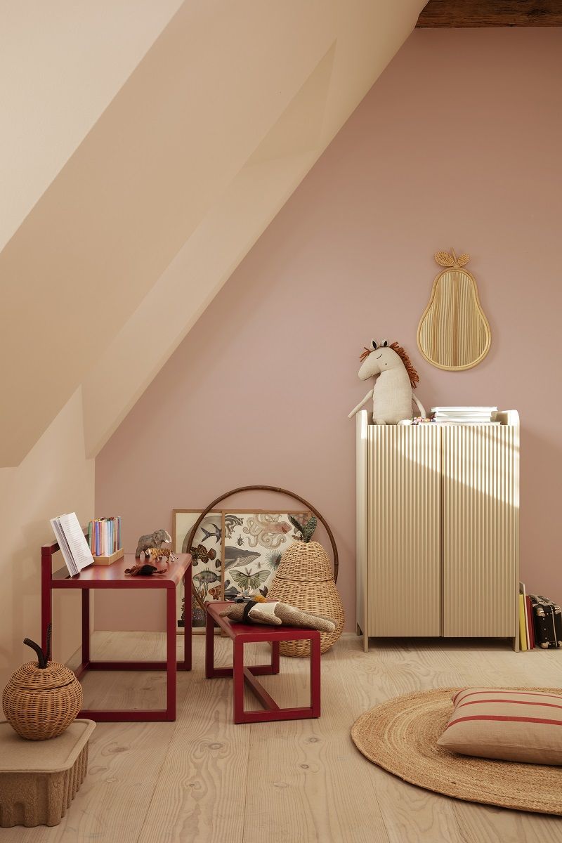 Sill Cupboard Low Kommode in Cashmere von Ferm Living im Kinderzimmer mit Accessoires.