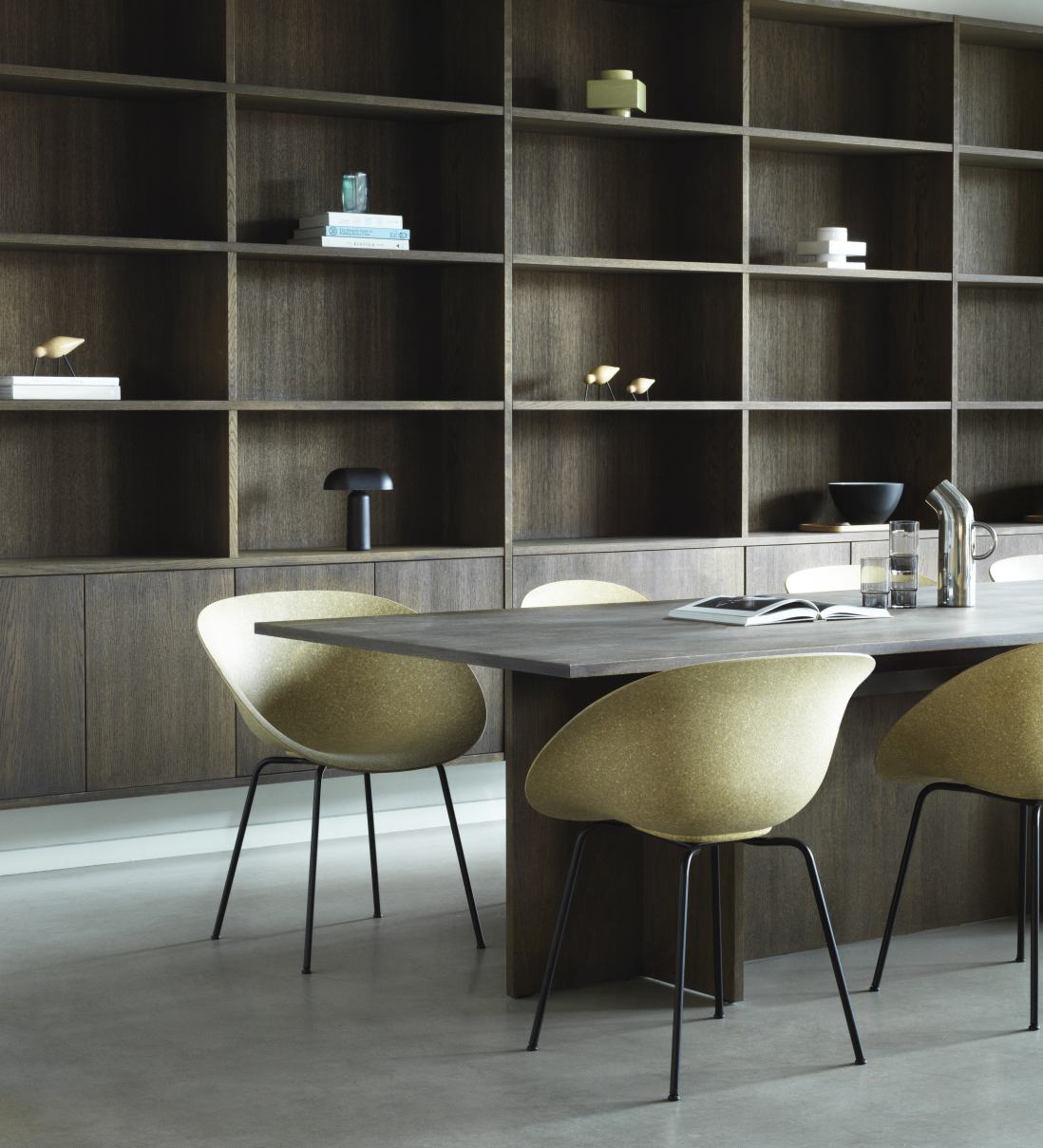 Nahaufnahme von mehreren Mat Armchair Stühlen von Normann Copenhagen an einem Esstisch.