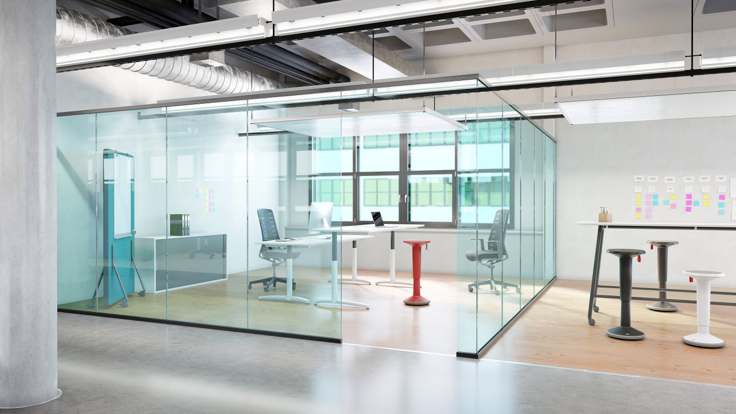 Moderner Büroraum mit UPis1 Stehhocker von Interstuhl, ideal für dynamisches Sitzen und Steharbeitsplätze.