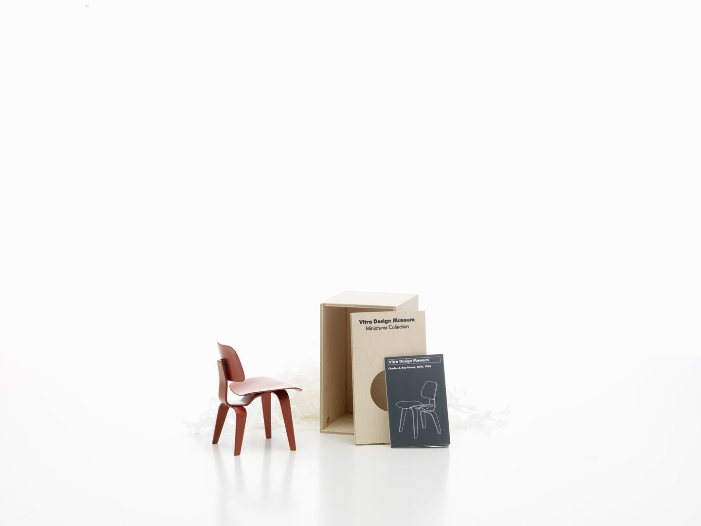 Roter DCW Miniatur Stuhl von Vitra, Teil der Design Museum Miniatures Collection.