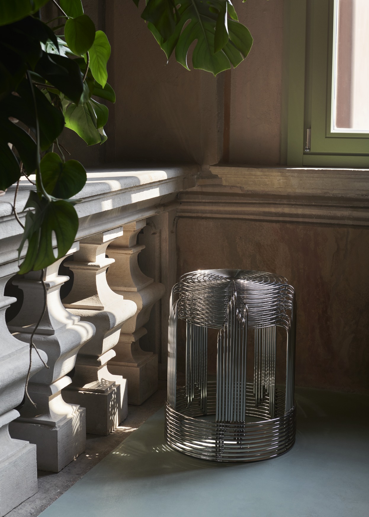 AndTradition Wire Stool VP11 Hocker/Beistelltisch aus verchromtem Stahl, minimalistisches Design, geeignet für Wohnzimmer und Garten.