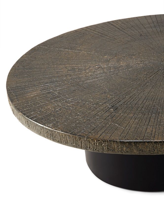 Detailaufnahme: Slice Minerals Couchtisch mit ovaler Tischplatte in Whisky-Optik und schwarzem Sockel.