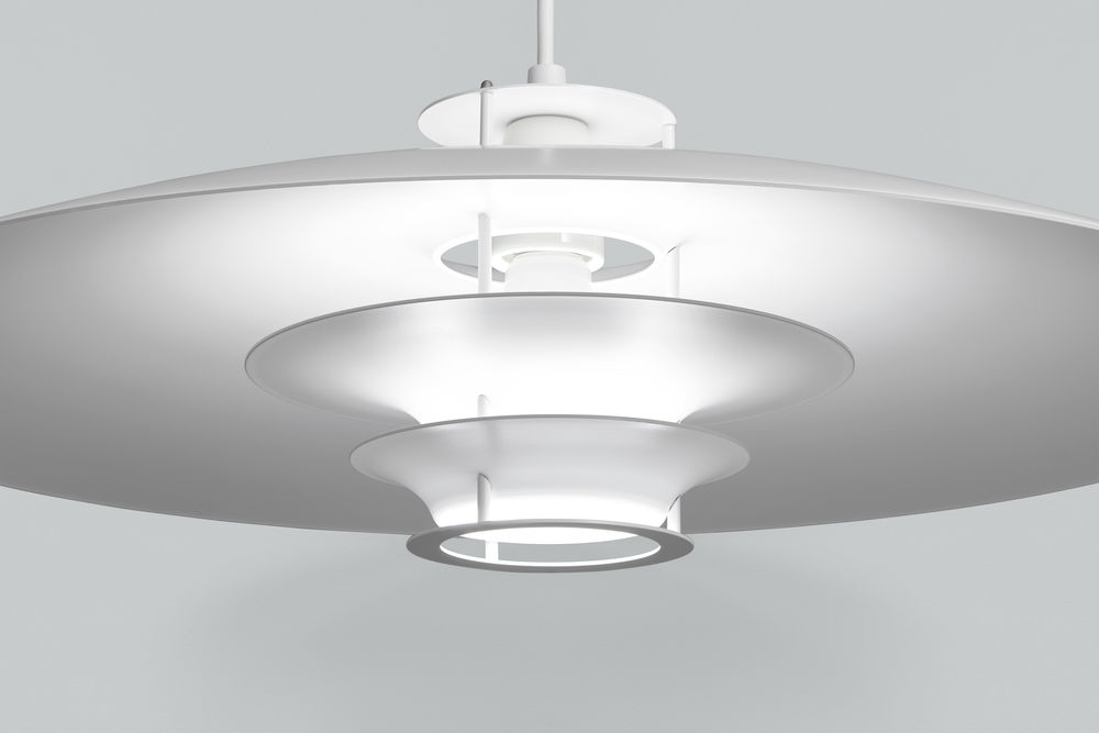 Nahaufnahme der weißen Artek JL341 Pendelleuchte mit ihrem charakteristischen, mehrschichtigen Design.