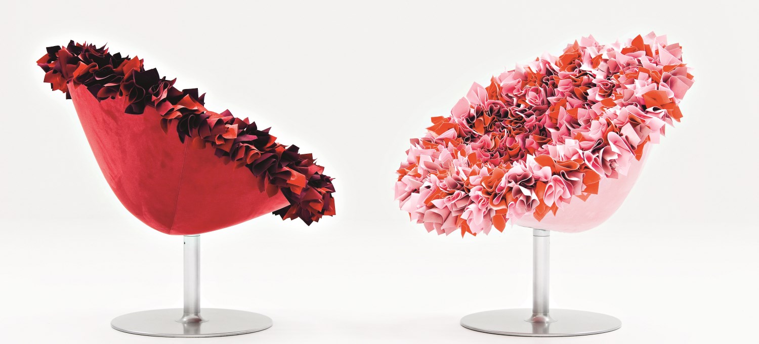 Zwei Moroso Bouquet Sessel in Rot und Rosa mit blütenblattartigen Stoffdetails.