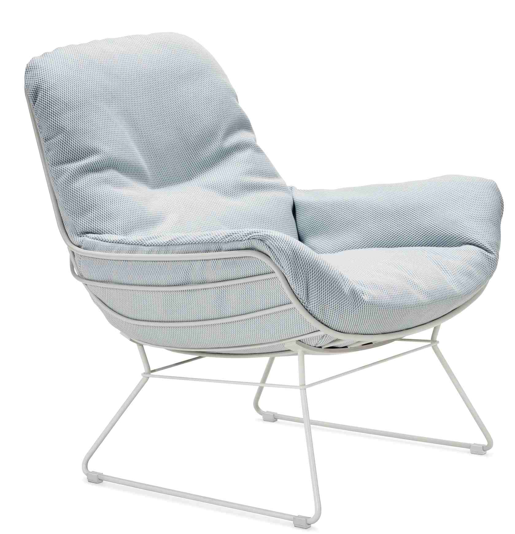 Leyasol Lounge Chair von Freifrau Manufaktur: Outdoor Stuhl mit hellblauem Bezug und weißem Metallgestell.