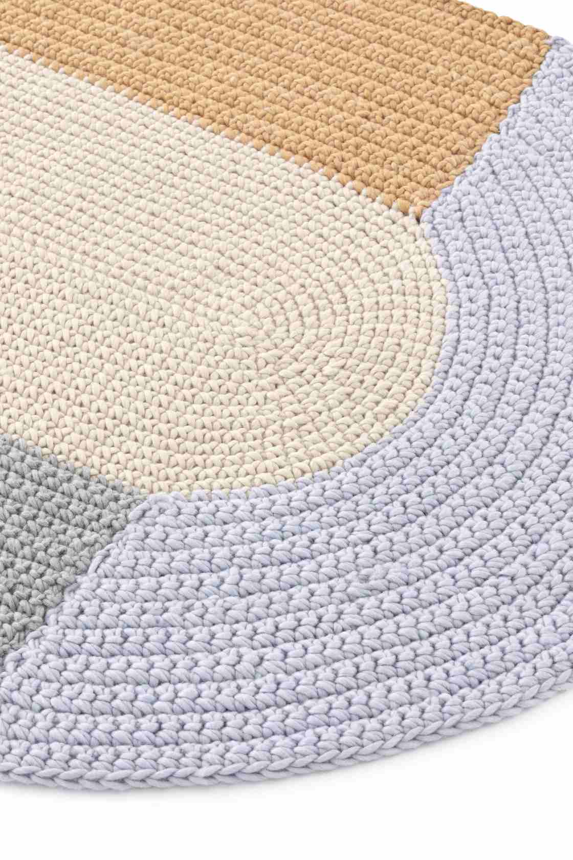 Detailaufnahme des gehäkelten The Crochet Collection Teppichs in Beige, Grau und Weiß, 180x100 cm.