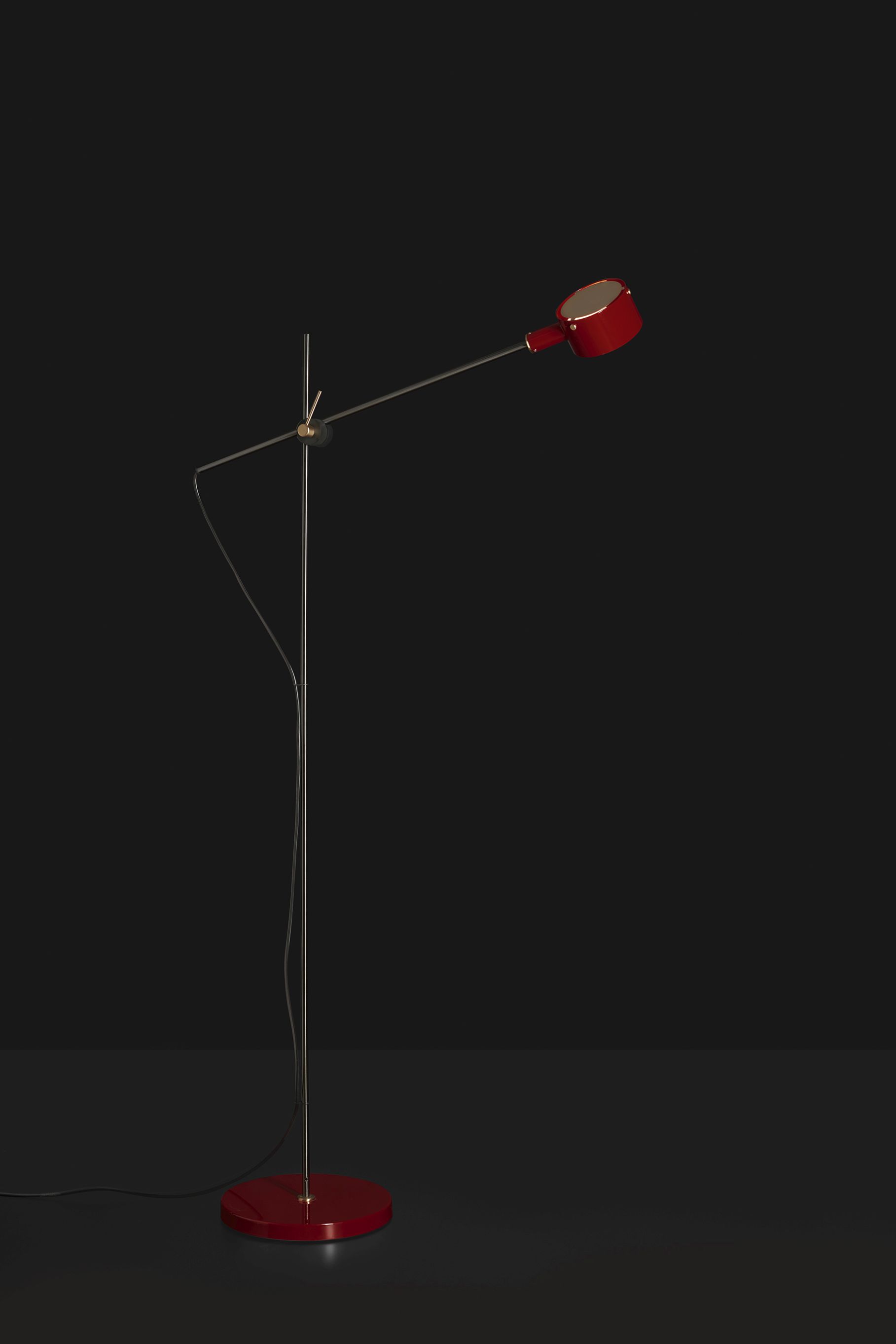 Rote G.O. Stehleuchte von Oluce: Moderne Design Stehlampe mit verstellbarem Leuchtenkopf für Wohnzimmer.