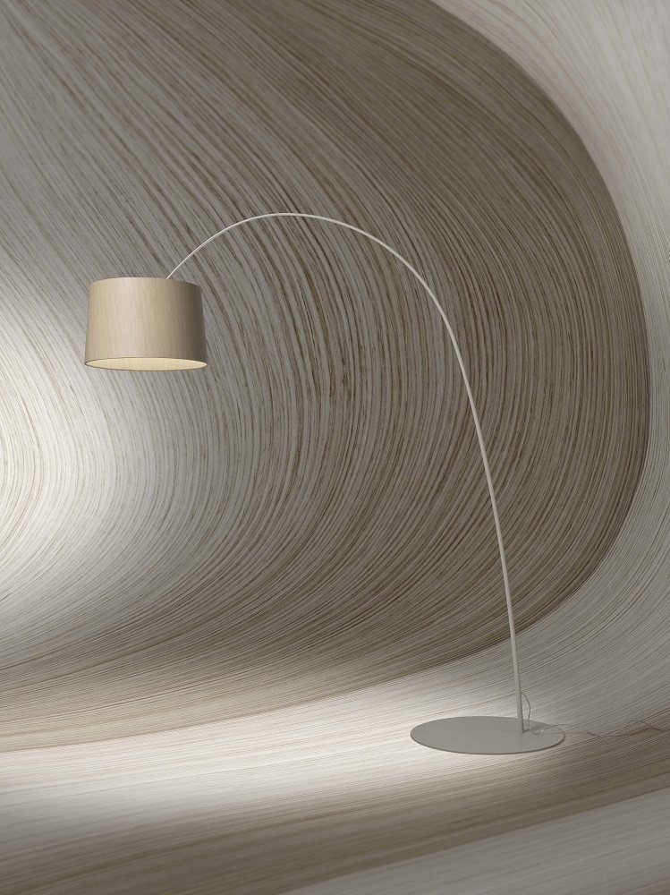 Twiggy Wood LED Stehleuchte von Foscarini mit Stoffschirm und gebogenem, weißem Lampenfuß.