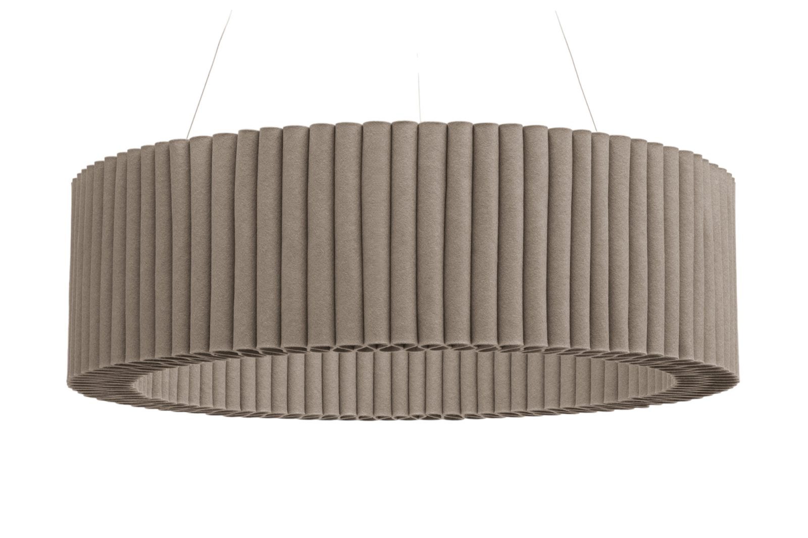 Hey Sign Welle Deckenobjekt: Runde, beige Filzlampe mit zylindrischen Elementen, abgehängt an dünnen Seilen.