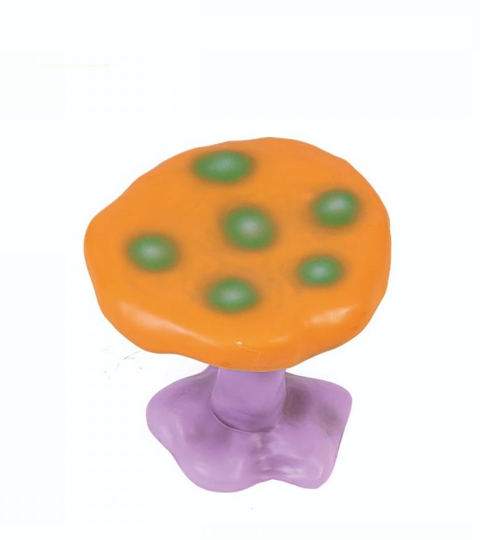 Oranger Pilzhocker von Seletti, Amanita Design, mit grünen Punkten auf weißem Hintergrund.