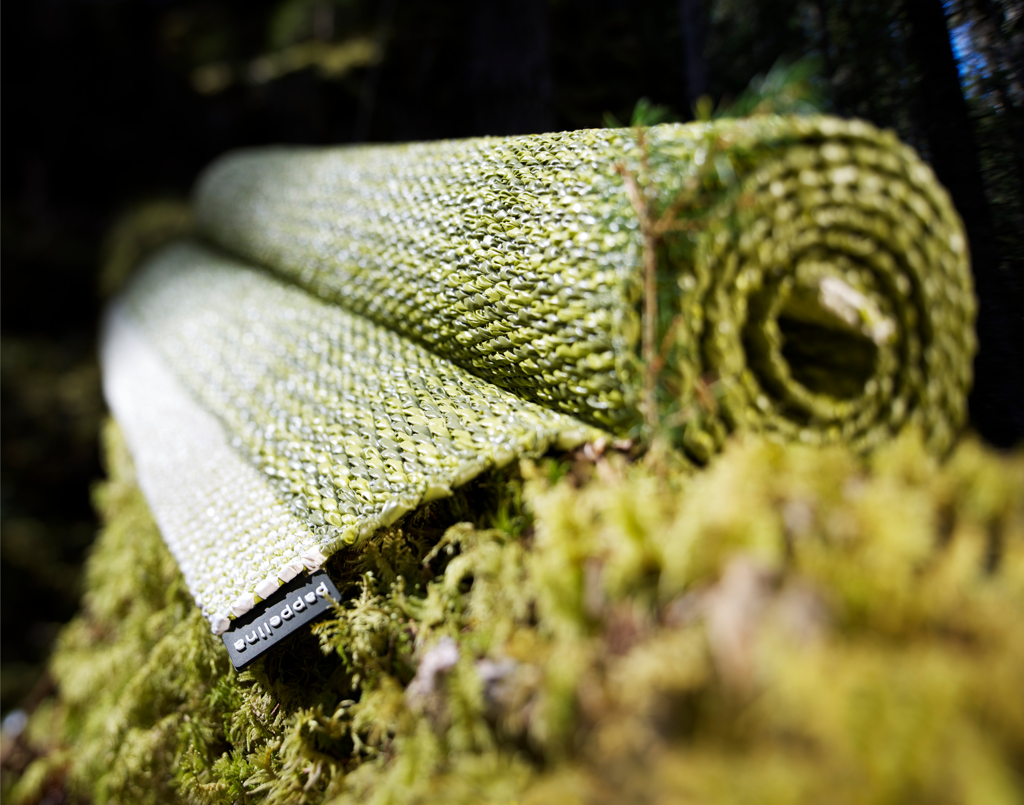 Aufgerollter Pappelina Teppich, Mono Kunststoffteppich in Grün-Weiß, 60x250 cm, Outdoor Teppich, robust und pflegeleicht.