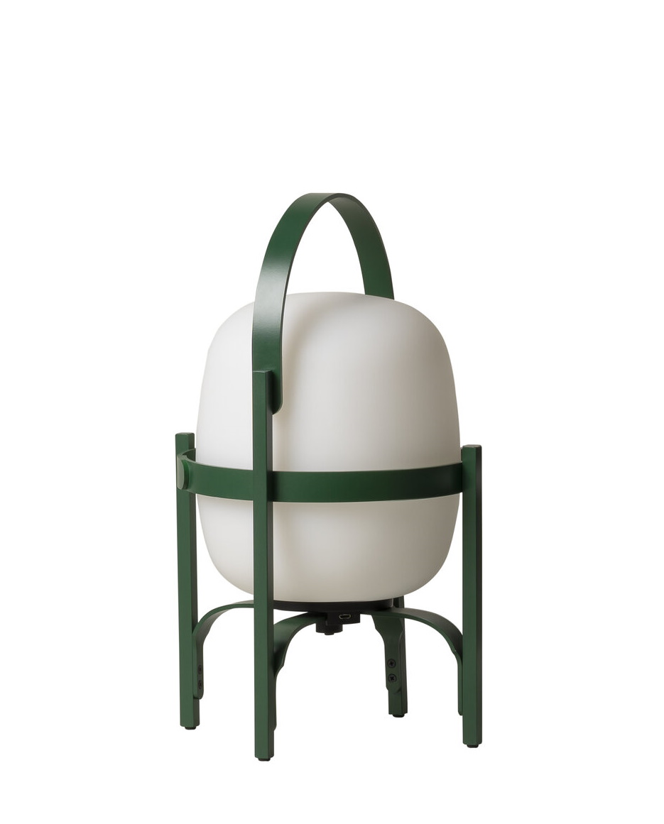 Cestita Alubat Tischleuchte in English Green von Santa & Cole: Tragbare Lampe mit Henkel.