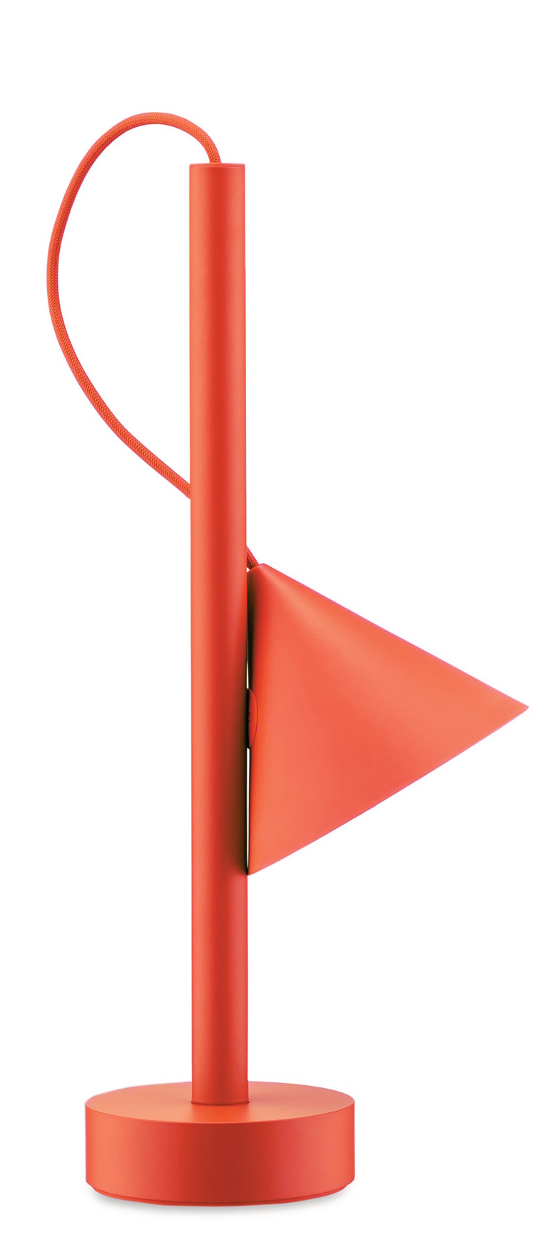 Orangefarbene Tsumiki Akku Leuchte von Alessi: Tragbare Lampe mit dreieckigem Lampenschirm und Textilkabel.
