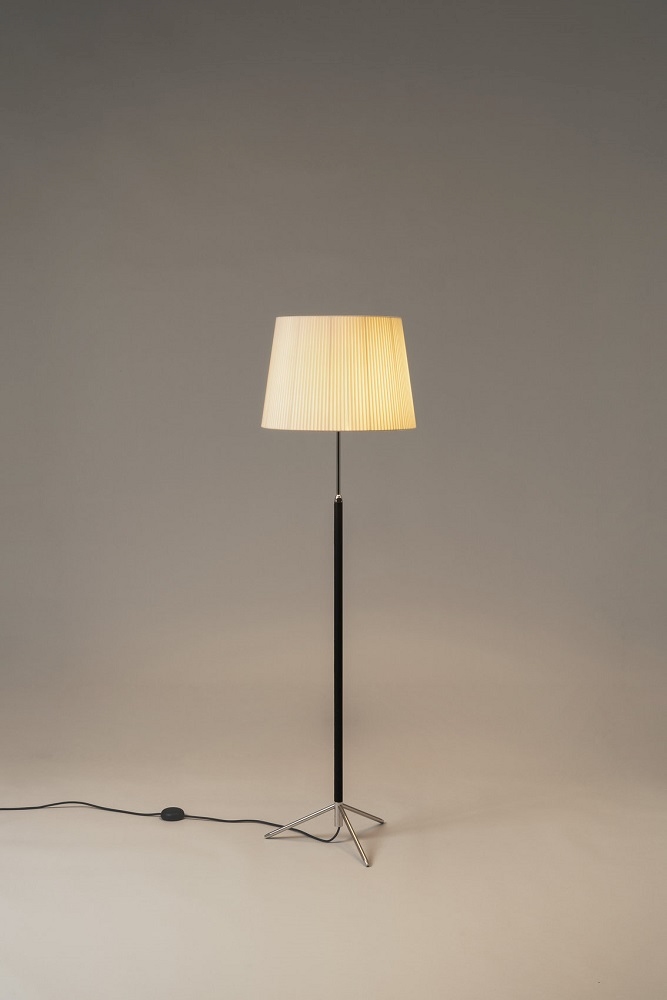 Santa & Cole Stehleuchte mit plissiertem Schirm und Stativfuß. Elegante Wohnzimmerlampe.