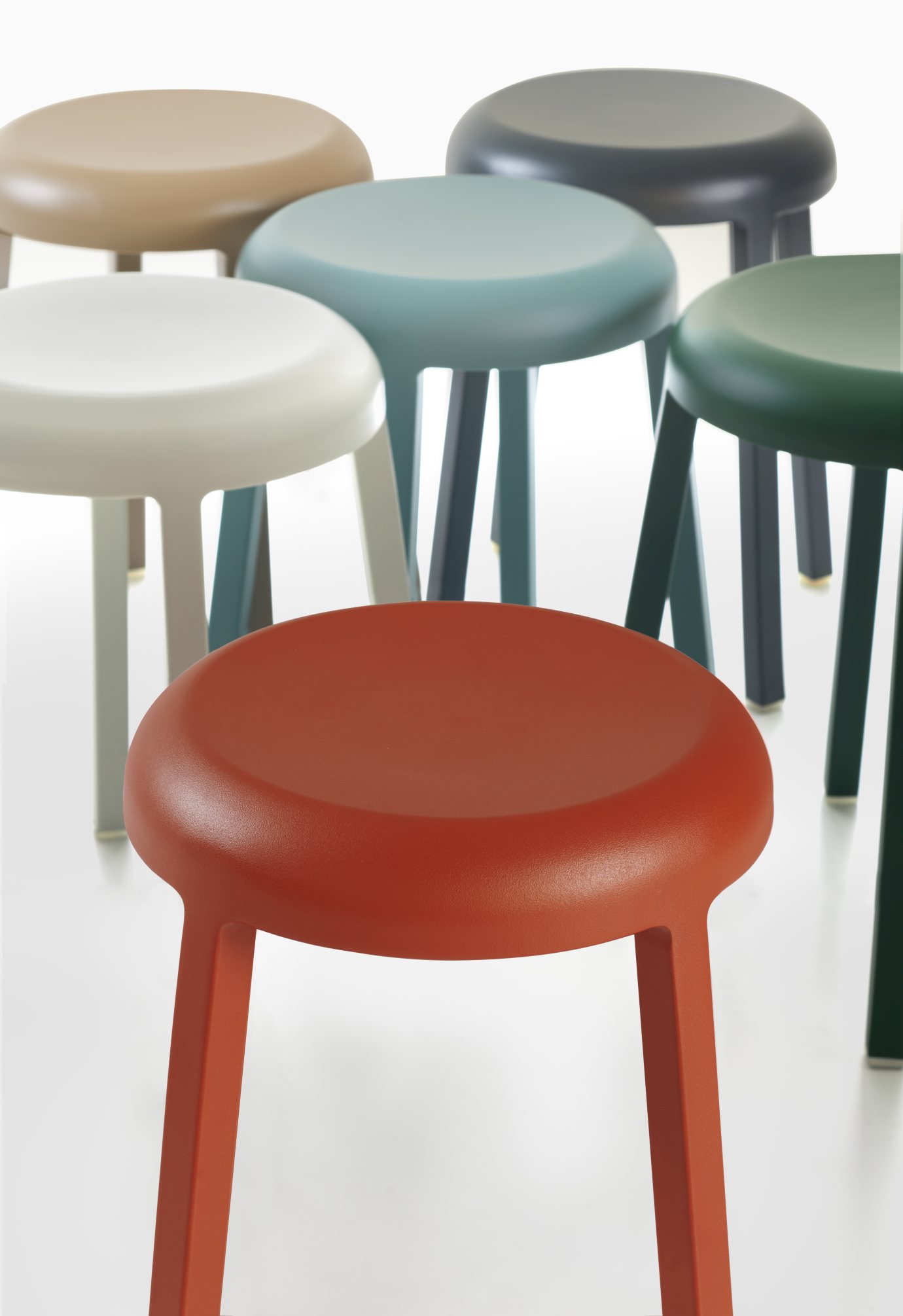 Nahaufnahme von Za Stool Hocker Coral Emeco, ein moderner, farbiger Sitzhocker für stilvolles Wohnen.